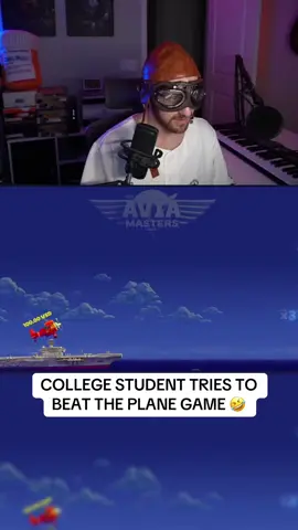 COLLEGE STUDENT TRIES TO BEAT THE PLANE GAME 🤣 #streamer #kick #clip #collegestudent 