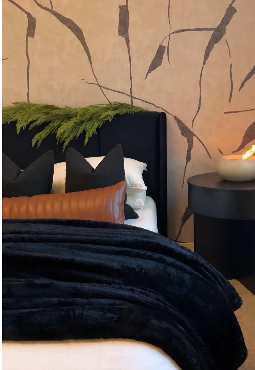 The key to having a relaxing holiday season is getting ahead of the curve, and that’s why I started early on our guest room this season! I found everything I needed all in one place on @Wayfair to make it perfect for our guests who are staying with us this year ❤️ #skillinhome #holidaydecor #holidayprep #wintheseason #wayfair 