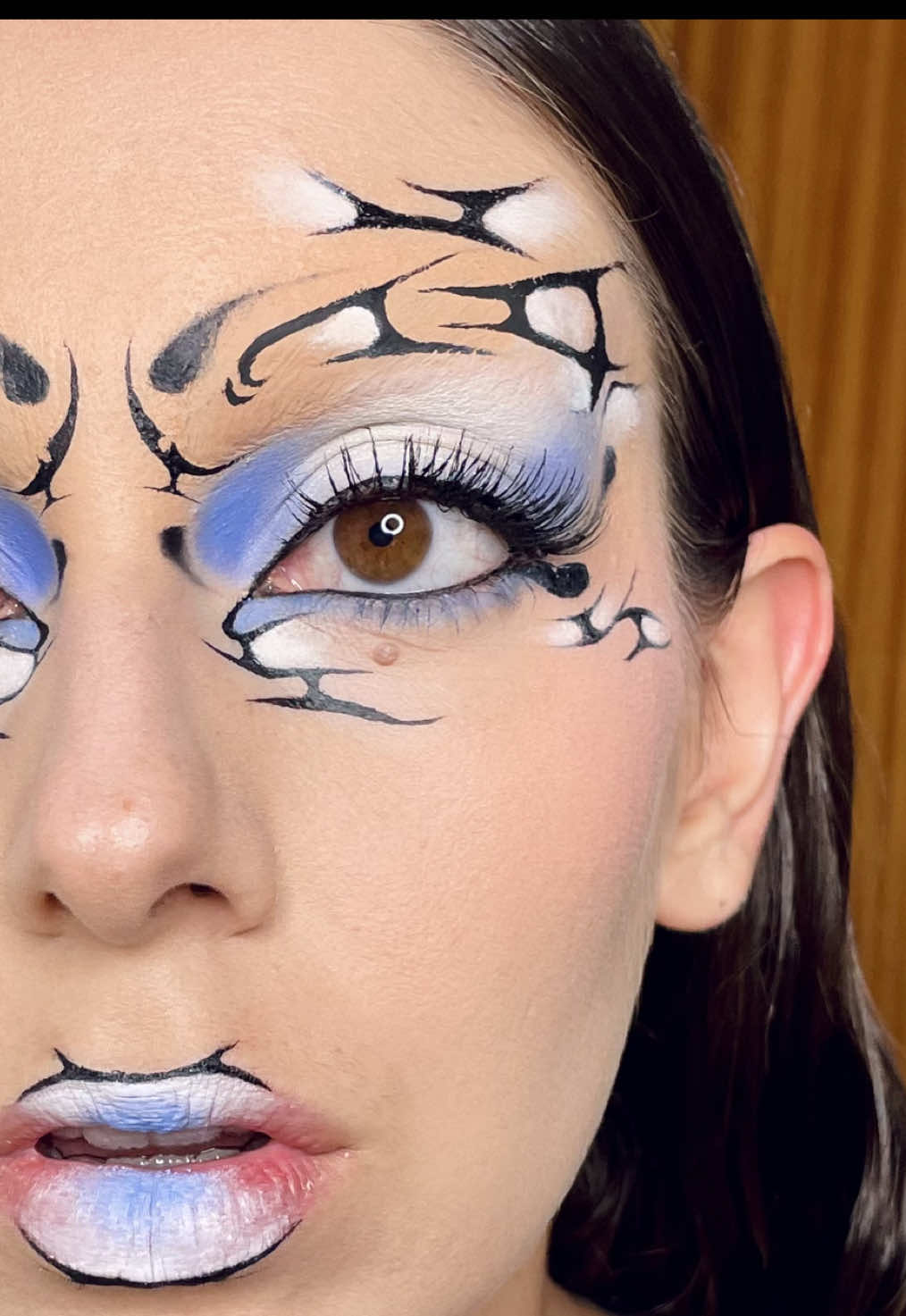 Hoy un maquillaje más creativo incluyendo simetrías 🫸🏼🫷🏼  #Makeup  #makeupartist  #Maquillaje #maquillajeprofesional #maquilladoraprofesional #professionalmakeupartist #professionalmakeup  #mua #muah #maquillajemadrid  #maquillajetenerife #makeupmadrid  #makeuptenerife #maquilladoramadrid #maquilladoratenerife #beauty #belleza #creativemakeup  #maquillajecreativo #parati #makeuptutorial #tutorialmaquillaje #pasoapaso #simetriafacial #simetriart 