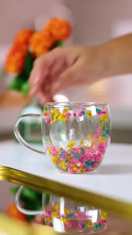 Ela está de volta! ✨ Nossa linda Caneca com Flores Secas de Parede Dupla está de volta ao estoque! 🌸☕ Com seu design único e tecnologia de parede dupla, ela mantém sua bebida na temperatura perfeita por muito mais tempo, sem aquecer suas mãos. Perfeita para transformar seu momento de café ou chá em uma pausa especial. Presenteie alguém especial (ou a si mesmo!) com um item único e cheio de estilo. ➡️ Garanta a sua antes que acabe novamente! Link na bio ou através do tiktok shop  #CanecaComFlores #tiktokviral #DeVoltaAoEstoque #presente #Canecas 