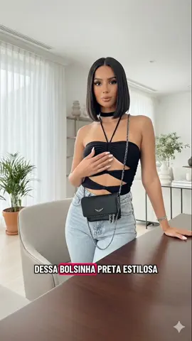 🖤✨ A bolsinha mais estilosa do momento! Compacta, prática e com corrente super fashion, perfeita pra elevar qualquer look. Must-have das it girls! #BolsaFeminina #EstiloFashion #ItGirls #TrendTikTok #lookperfeito 