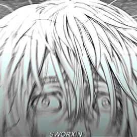 anneme çok üzgün olduğumu söyle😭•Çöp edit --- Vinland Saga, mangaka Makoto Yukimura tarafından kaleme alınmış ve ilk kez 2005 yılında yayımlanmış bir seridir. Vikinglerin tarihine dayanan bu eser, yalnızca savaşların ve fetihlerin anlatıldığı bir hikâye değildir; aynı zamanda insanın anlam arayışı, özgürlük tutkusu ve şiddetin yarattığı yıkım üzerine derin bir düşüncedir. Serinin ismi, Vikinglerin batıya yaptıkları yolculuklarda “yeni toprak” olarak adlandırdıkları Vinland efsanesine dayanır. Bu bağlamda Vinland, eserde hem somut bir yer hem de sembolik bir kavram olarak karşımıza çıkar; savaşsız, barış dolu bir geleceğin düşü. Hikâyenin merkezinde Thorfinn Karlsefni bulunur. Thorfinn çocuk yaşta, savaşçı olma hayaliyle yanıp tutuşan, gözü pek bir çocuktur. Ancak hayatı, babası Thors’un ölümüyle tamamen değişir. Thors, bir zamanlar Kuzey’in en korkulan savaşçılarından biridir; fakat savaşın anlamsızlığını kavradıktan sonra ailesiyle birlikte barışçıl bir yaşam sürmeyi seçmiştir. Onun ölümüne tanık olan Thorfinn’in içinde intikam ateşi yanar. Babasını öldüren Askeladd’a karşı beslediği bu kin, onu yıllarca sürecek bir yolculuğa sürükler. Thorfinn, Askeladd’ın birliğinde yaşamaya başlar, savaşlara katılır, düşmanlarını öldürür; ama tek amacı günün birinde onunla onurlu bir düelloya çıkıp intikam almaktır. Askeladd ise serinin en karmaşık karakterlerinden biridir. Zeki, manipülatif, aynı zamanda trajik bir geçmişe sahip bir liderdir. Onun Thorfinn üzerindeki etkisi çok büyüktür. İkisi arasındaki ilişki, düşmanlıkla bağlılık arasındaki ince çizgide ilerler. Askeladd, sadece kaba kuvvetle değil, akıl ve stratejiyle de yol alır. Bu da Vinland Saga’yı sıradan bir savaş anlatısından çıkarıp güç, politika, sadakat ve ihanet üzerine düşündüren bir eser haline getirir. Thorfinn’in yolculuğu intikamdan özgürlüğe doğru evrilir. Çocukluğunu savaş alanlarında, kan ve şiddet içinde geçiren Thorfinn, zamanla intikamın anlamsızlığını fark eder. Aslında babasının da ona miras bırakmak istediği düşünce budur: gerçek savaşçı, kılıç sallayan değil, savaşsız bir yaşam kurabilendir. Bu fikir, serinin en temel felsefi tartışmalarından biridir. İnsan gerçekten ne için yaşar? Güç ve şiddet mi, yoksa barış ve özgürlük mü asıl değerli olan? Eserde kullanılan tarihsel arka plan, 11. yüzyıl Avrupa’sıdır. Vikinglerin İngiltere’ye akınları, kuzeyin sert doğası, feodal güç dengeleri ve dönemin siyasi çalkantıları hikâyeye gerçekçi bir atmosfer kazandırır. Ancak Vinland Saga yalnızca bir tarih anlatısı değildir; savaşın dehşetini gösterirken aynı zamanda şiddetin insana verdiği manevi zararı da ortaya koyar. İnsanların özgürlük uğruna verdikleri mücadeleler, köleliğin yarattığı acılar ve insanların birbirlerini sömürme biçimleri derinlemesine işlenir. Makoto Yukimura’nın anlatımındaki en güçlü yanlardan biri karakter gelişimidir. Thorfinn, Askeladd, Canute ve diğer birçok karakter, hikâye boyunca büyük dönüşümler yaşar. Özellikle Thorfinn’in intikamla yanıp tutuşan bir savaşçıdan, barış arayışına yönelen bir insana dönüşmesi, eserin en güçlü dramatik çizgisidir. Aynı zamanda Canute’un güçsüz bir prens iken siyasi ve dini fikirlerle donanmış bir lidere dönüşmesi, gücün insan ruhunu nasıl değiştirdiğine dair etkileyici bir örnektir. Vinland Saga, şiddeti görkemli bir zafer gibi değil, yıkıcı bir felaket olarak gösterir. Çarpıcı savaş sahneleri bulunsa da eserin asıl amacı savaşın görkemini yüceltmek değil, onun anlamsızlığını gözler önüne sermektir. Yıkılan köyler, öksüz kalan çocuklar, köleleştirilen insanlar ve yok olan hayaller, savaşın arkasında bıraktığı gerçek yüzü yansıtır. Bu açıdan eser, yalnızca tarihsel bir destan değil, aynı zamanda evrensel bir barış çağrısıdır #vinlandsaga #animeedit #mangaedit #fypシ #weebtok