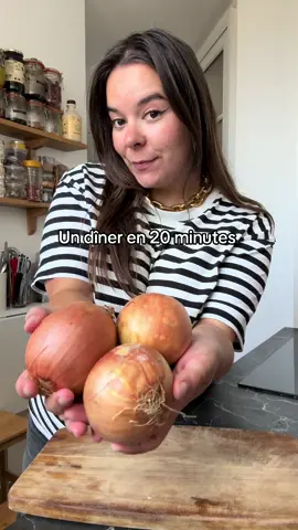 🍝 Pâtes à l’oignon confit (prêtes en -20 min) 🍝 ✨ Ingrédients (2 pers.) : 	•	250 g de pâtes courtes 	•	2 gros oignons blancs 	•	3 c. à s. d’huile d’olive 	•	1 c. à c. d’origan séché 	•	1 c. à c. de paprika doux 	•	Sel, poivre 	•	2 c. à s. de crème fraîche (ou crème végétale) 	•	80 g de lardons végétaux (optionnel) 🔥 Instructions : 	1.	Préchauffe ton four à 200°C. 	2.	Émince les oignons et dépose-les dans un plat à gratin. Ajoute l’huile d’olive, l’origan, le paprika, sel & poivre. Mélange bien et enfourne 15 min. 	3.	Pendant ce temps, fais cuire les pâtes dans de l’eau bouillante salée. Garde un peu d’eau de cuisson. 	4.	Quand les oignons sont confits, ajoute la crème et un peu d’eau de cuisson des pâtes directement dans le plat. Mélange. 	5.	Égoutte les pâtes et verse-les dans le plat. Mélange bien pour enrober le tout. 	6.	(Optionnel) Fais revenir les lardons végétaux et ajoute-les sur le dessus. 👉 Et voilà, un plat crémeux, parfumé et ultra réconfortant, prêt en moins de 20 minutes ⏱️✨