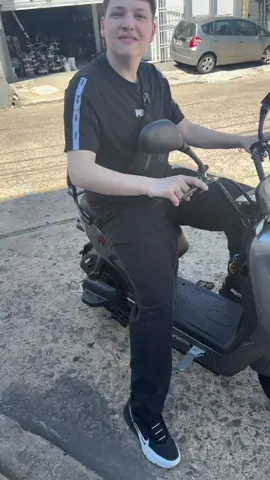 la nueva adquisición de mi novio, una moto eléctrica 🤦🏻‍♀️🤦🏻‍♀️ #moto #turro 