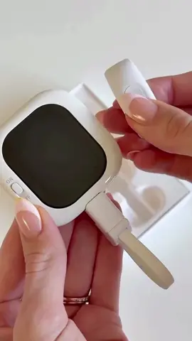 📸✨ Capture cada momento com facilidade! CYNOVA Selfie Vlogmate Magnético com Tela de Exibição, Lente Traseira e Controle Remoto Bluetooth – perfeito para transmissões ao vivo, vídeos e fotos incríveis. 🎥💙