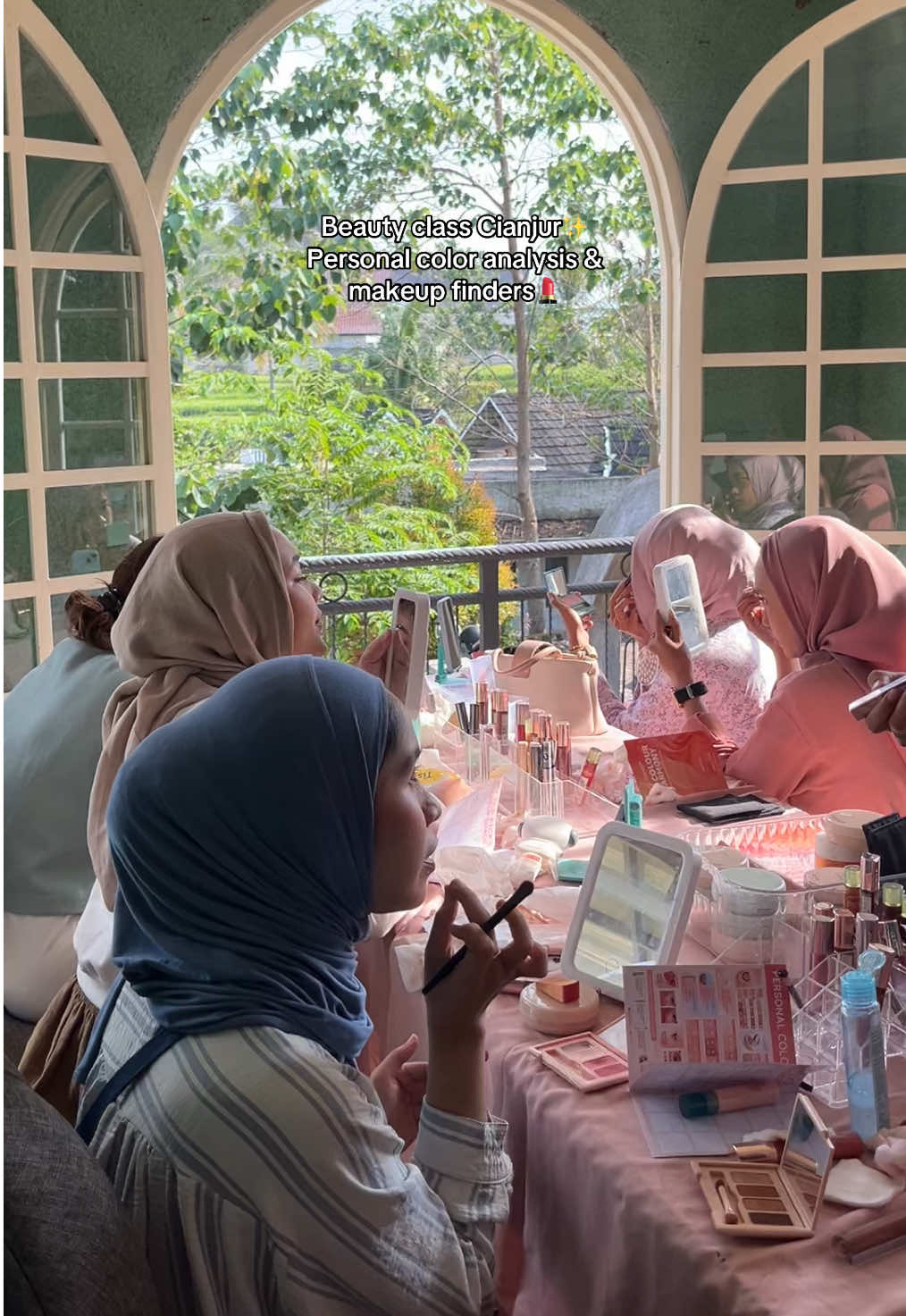 Panggilan buat ciwi ciwi Cianjur yang belum tauuu personal colornya apa, shade yang cocok nomor berapa, dan cocoknya pake baju warna apa, wajib bgttt ikutan PCA!!😻😻 Next event: 04 Oct #infocianjur #eventcianjur #beautyclasscianjur #PCA #personalcoloranalysis 