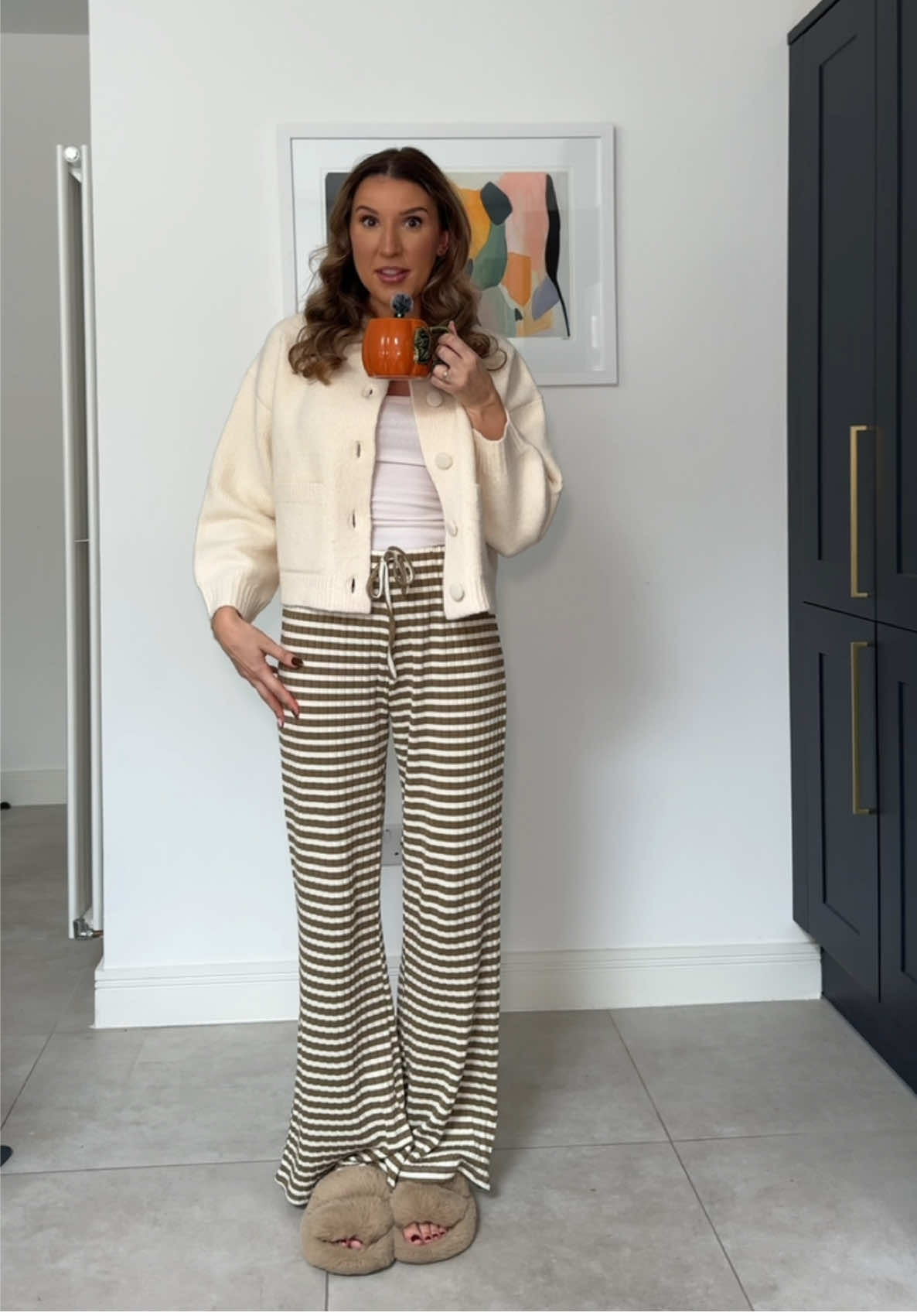 These striped trousers are perfect for working from home, running errands, airport outfit or just general cosy loungewear this autumn 🍂 🧸🕯️☕️They some in a bunch of other colours too. Linked above for you 🫶🏻 #tiktokmademebuyit #loungewear #viralpants #stripedpants #stripedtrousers #autumnoutfit 