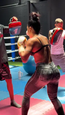 JUEVES 🥋 CONTINUAMOS Queres venir a entrenar con nosotros en este horario? . #kickboxing #model #kickboxingtraining #kickboxinggirl 