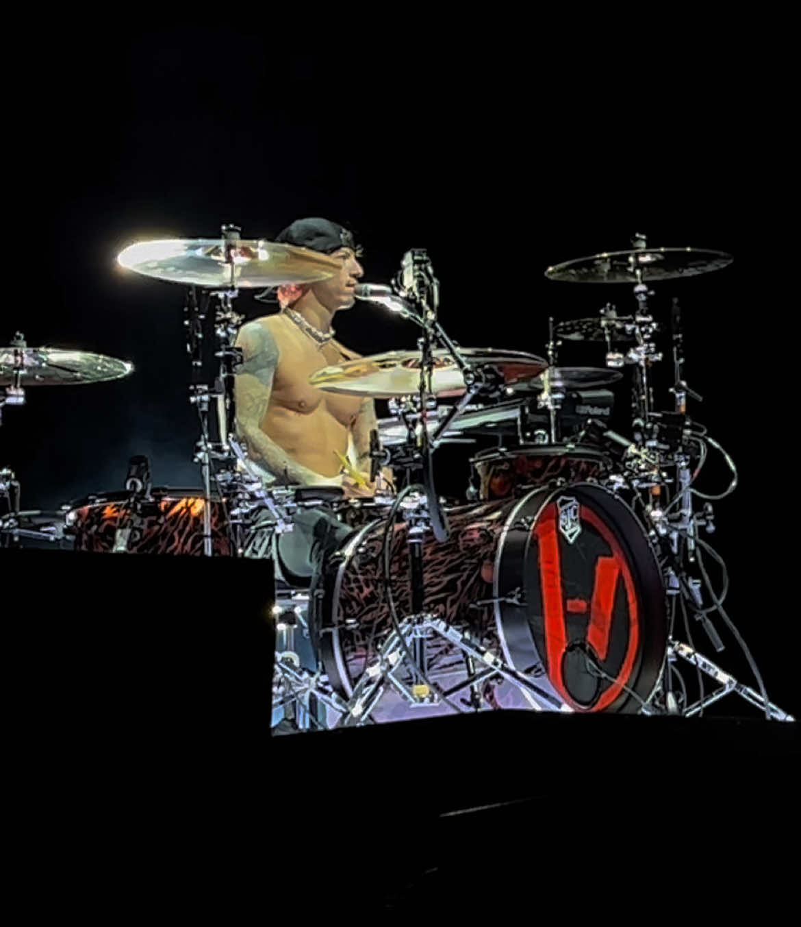 i love when everyone gets quiet so we can hear josh sing LMFAO #twentyonepilots #breachbangor #clancytourbreach #breach 