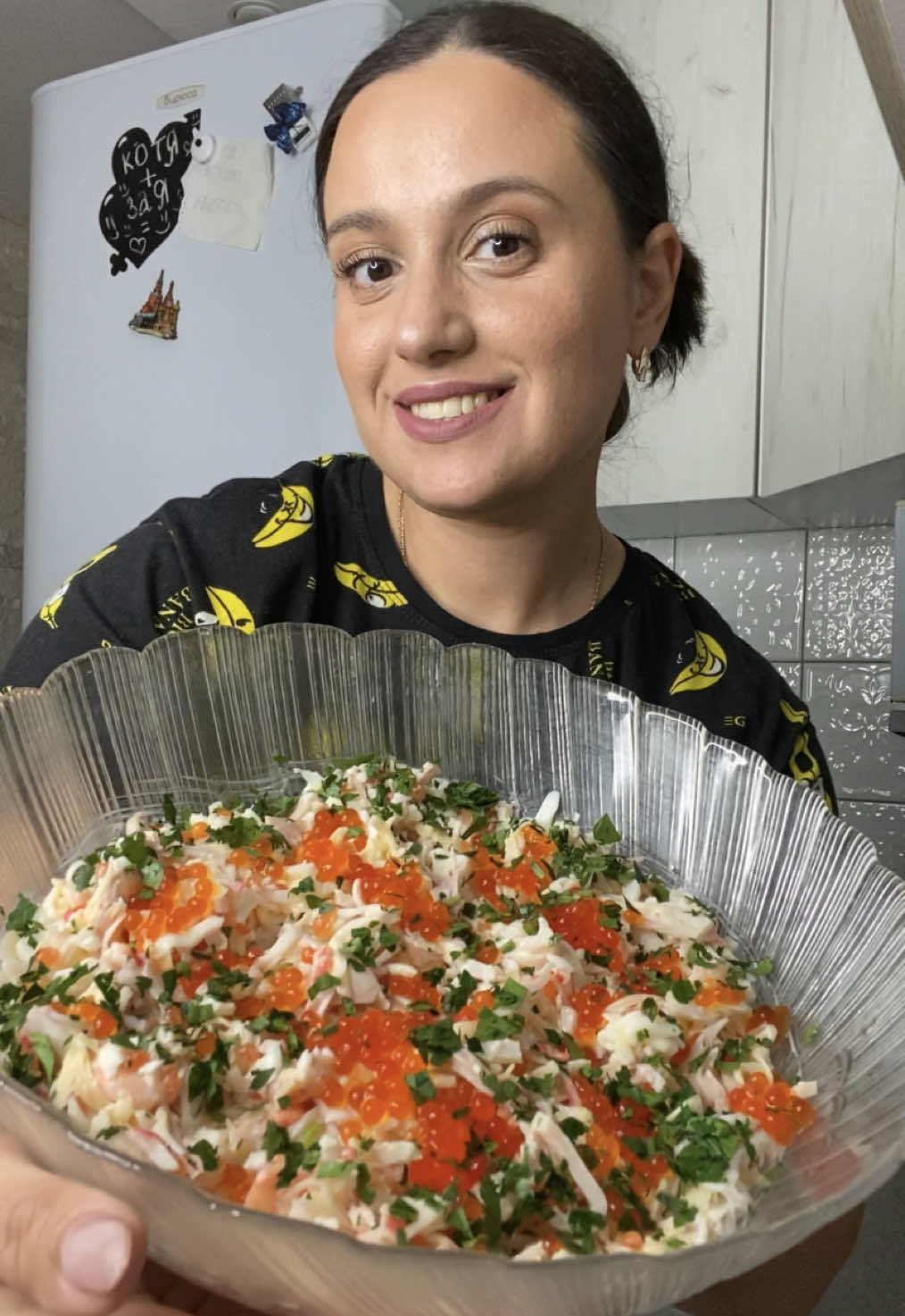 САЛАТ МОРСКОЙ Кальмары 3 шт  Крабовые палочки 200 гр 1 пачка (снежный краб) Креветки 100 гр Белок яйца от 5 шт Сыр 100-120 гр Икра имитация 1 банка Майонез