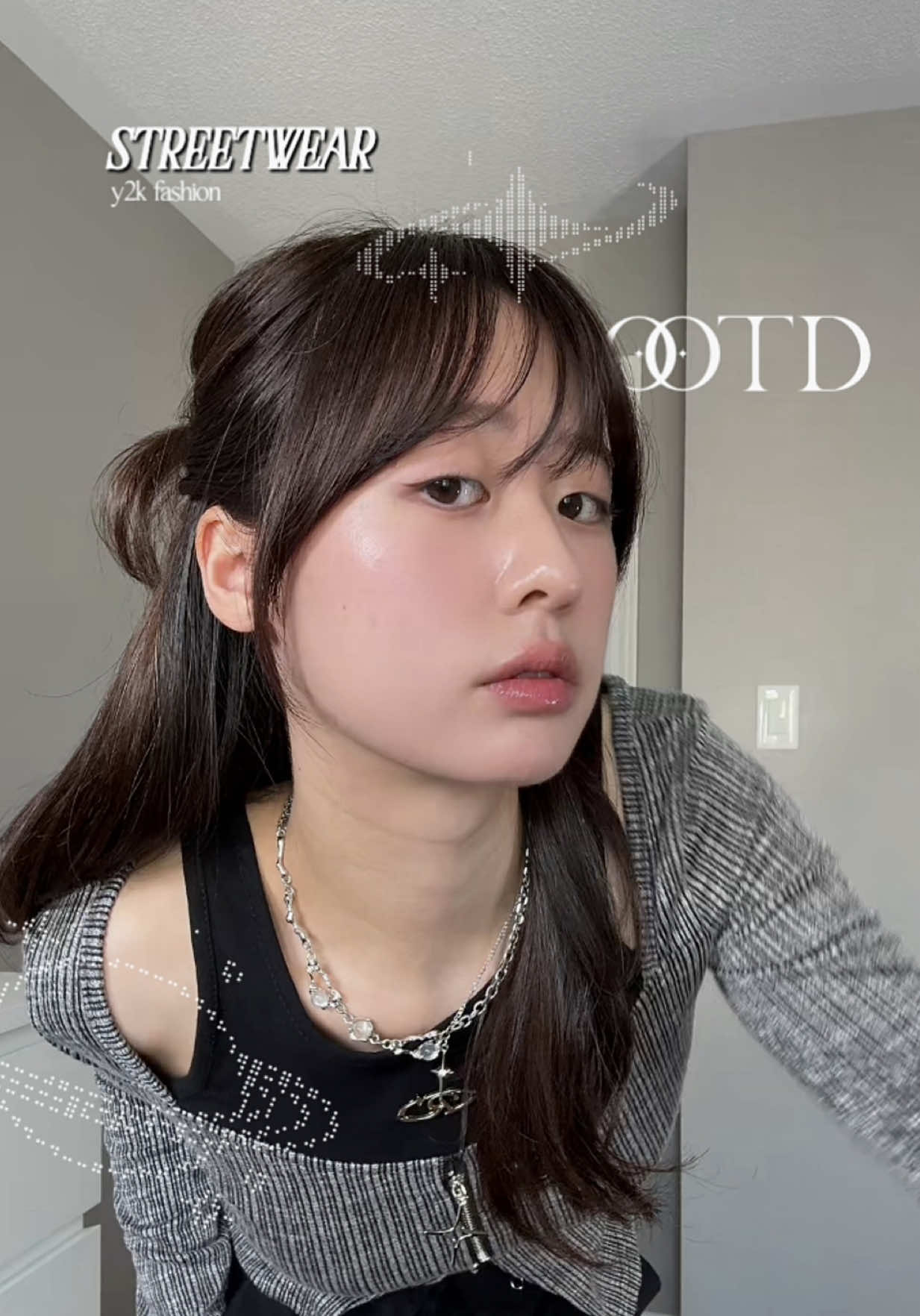 switching over to my alter ego ⛓️⛓️ ✮⋆˙ #y2k #streetwearstyle #koreanfashion #OOTD #outfitideas cargo pants cut out tops streetwear casual silver jewelries accessories off work ootd alter ego uni outfits inspo 