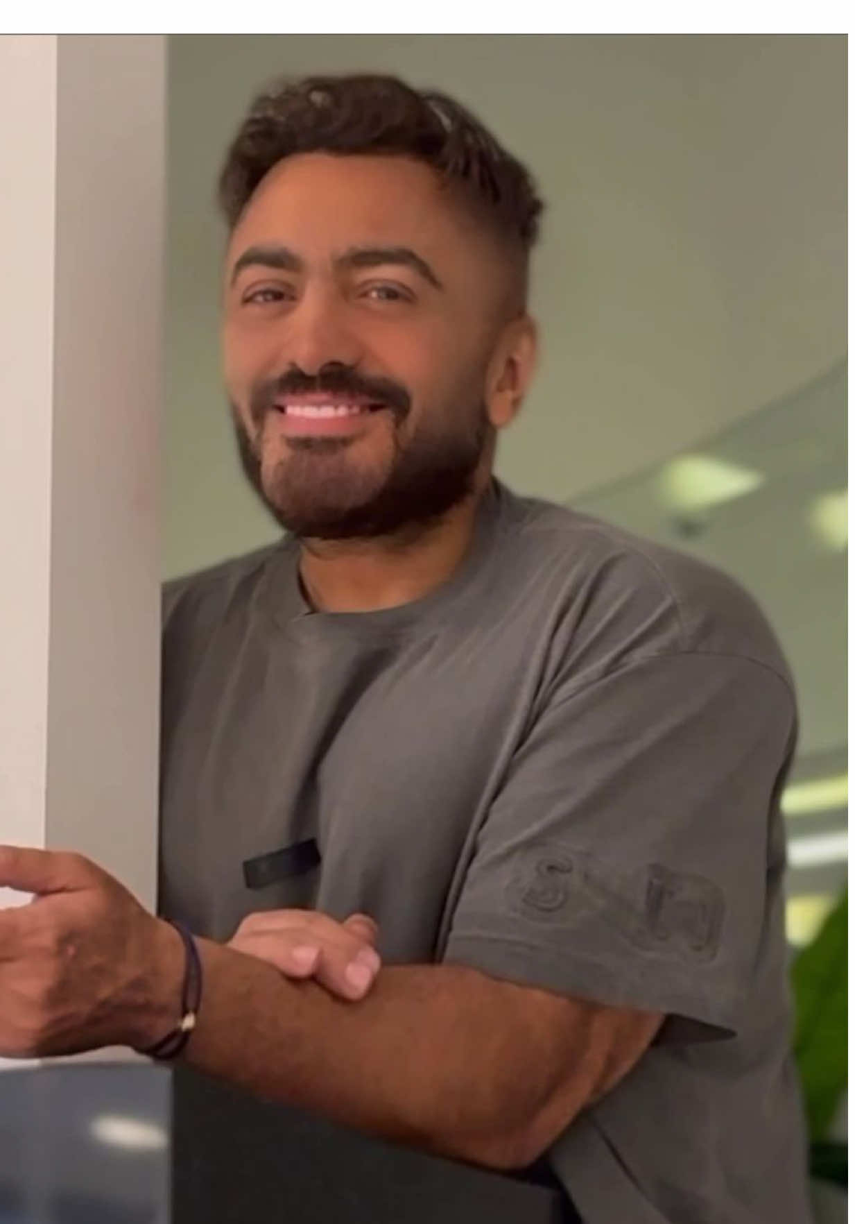 حبايب قلبي مساء الورد عليكم 🫶 مدام عجبتكم أغنية لا مش أنا اللي أبكي،  كل شوية هنزلكم أي أغنية بدندنها مع نفسي في أي مكان، وبالمرة تعرفوا أكتر عن تاريخ موسيقتنا العربية العظيمة دي أغنية أنا لك على طول للأسطوري الراحل اللي حبيت الفن بسببه، واللي كان سبب في إني أغني وأمثل زي ما هو عمل، حبيب قلبي عبد الحليم حافظ 🫶