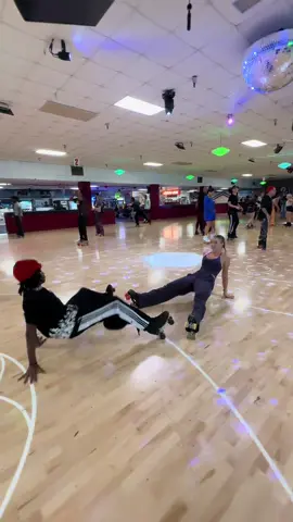 Dance session w @Alexcharles Arzu 🛼🙌🏼  #rollerskating #skating #yg #foryou #skate 