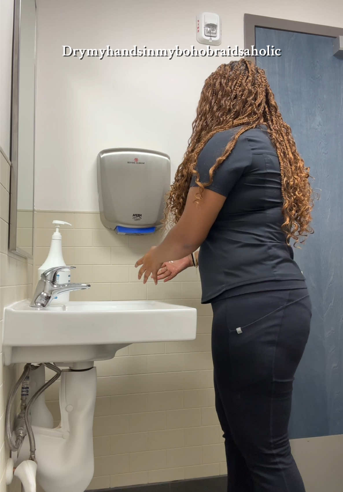 Helps keep the curls looking juicy all day #bohobraids #bohobraidaholic #fyp #trending #relatable #viral 