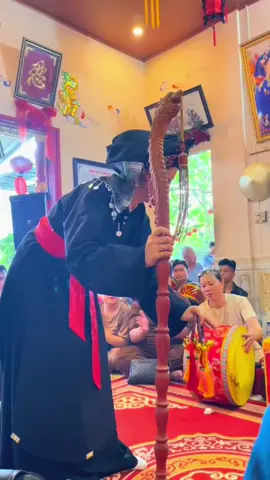 Trong tích cũ Lê Triều Thái tổ Một thôn nghèo mái đỏ trên nương Lam chiều khói tỏa màn sương Chim kêu vượn hót ven đường hoa chen.                                                   Ngày thiêng sổ chọn một giờ Trời sai tiên nữ cầm cờ giáng sinh Đêm thanh giờ tý hiện ra điện tiền Khắp một vùng yên lặng màn đêm Sao sa sáng tỏ ở bên thềm Chợt nghe giáng hạ tiên nàng thánh linh”.