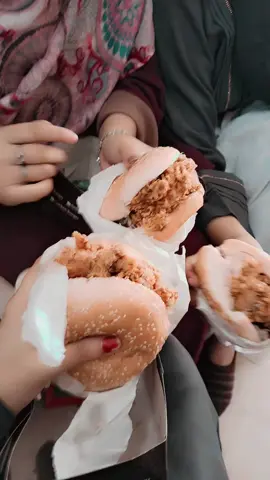 chill and enjoy 🥰 #sabaawan💕 #foryou #friend #enjoy #burger 