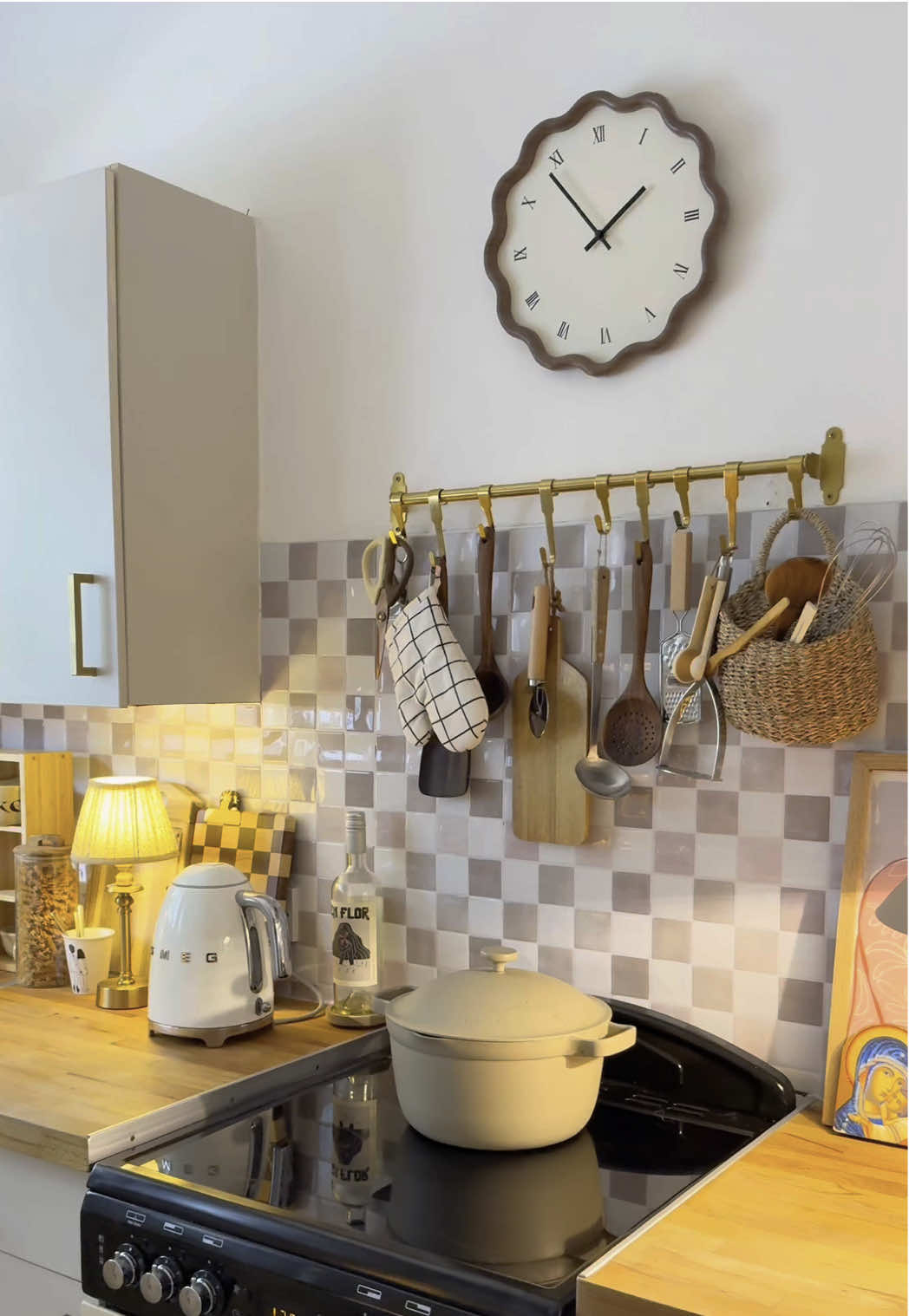 New clock in the kitchen🤎 Super happy with this bargain I found on Amazon 🥰🥰 #interiorstyling  #kitcheninspo  #interior  #budgetfriendlydecor  #councilhouse 