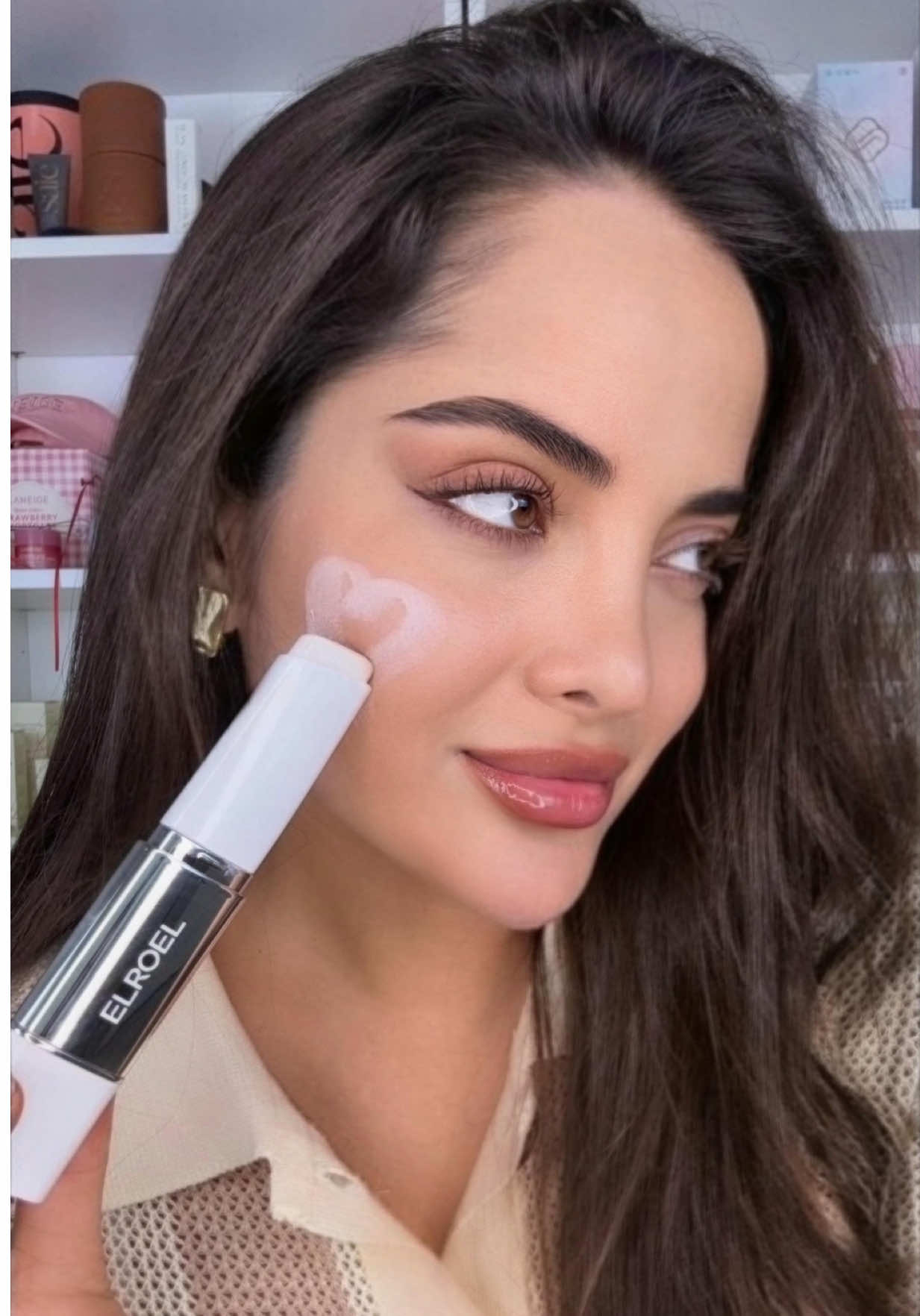 Can’t get over how smooth this foundation stick makes my skin look 😍✨ @ELROEL.US  #elroel #elroelfoundationstick #foundationstick #colorchangefoundation #makeuptok 