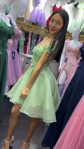 EL COLOR QUE LLEGÓ ESTE AÑO A ROMPERLA  VERDE OLIVO  ESCRÍBENOS AL 📲 988710855  O visítanos en: 📍Galería centro de gamarra piso 2 205  📍Galería torre de gamarra tda 303 #vestidosparapromocion2025 #vestidosengamarra #vestidosdefiesta 