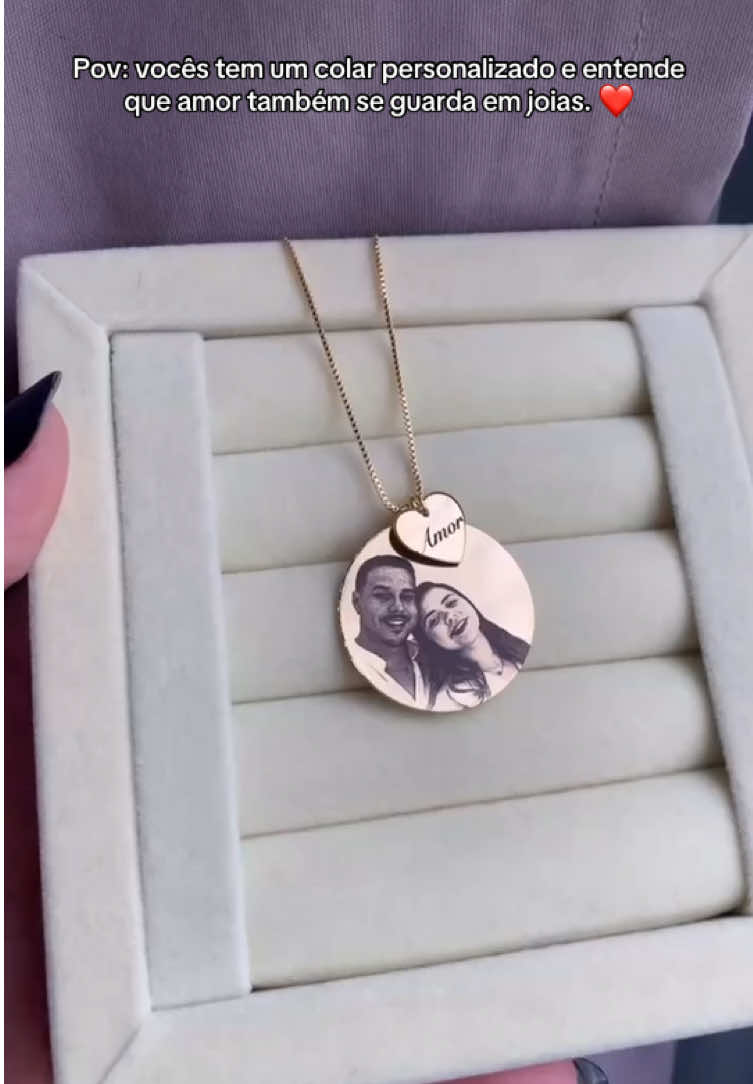 ✨ Colar personalizado em banho de ouro 18k ✨ Alguns momentos merecem ser eternizados. Grave no nosso colar a foto com a pessoa que você ama. 💛 Um detalhe delicado, feito para carregar histórias de amor sempre junto ao peito. #colar #personalizado #fyp 