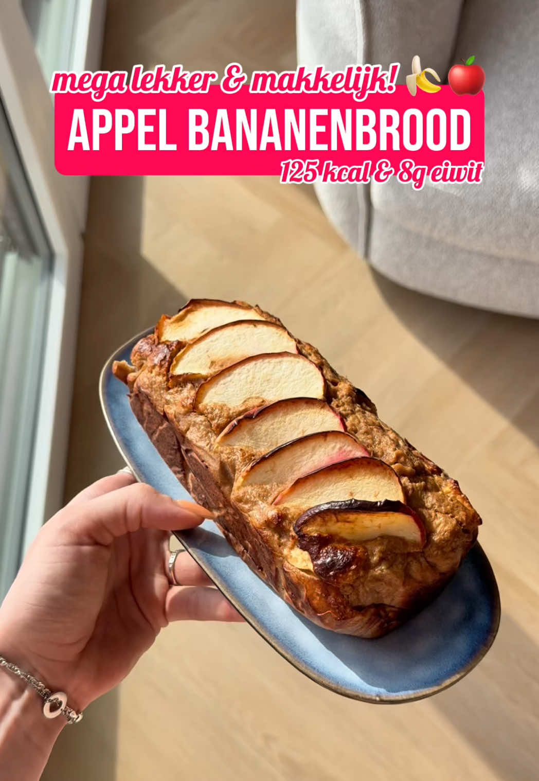 APPEL BANANENBROOD 🍎🍌 Dit is zoooo lekker!! 🤤 125 kcal en 8g eiwit als je het snijdt in 8 grote plakjes 🥰 Wat heb je nodig? 🛒 - 2 rijpe bananen  - 2 eieren - 150g kwark  - 100g havermeel  - Kaneel naar smaak - 1 tl bakpoeder  - 30g eiwitpoeder (cinnamon cereal)* - 1,5 appel *Ik gebruik de designer whey van @esncom.nl en met mijn code CHERYL krijg je -25% korting op de potten en -50% op de samples 🫶🏻 Hoe maak je het? 👩🏼‍🍳 Je prakt 2 rijpe bananen en hierbij gaan 2 eieren en 150g kwark. Dit mix je even door elkaar en vervolgens gaat er 100g havermeel bij (je kan havermout blenden), kaneel naar smaak, 1 tl bakpoeder en 30g eiwitpoeder.  Mix dit weer door elkaar en dan rasp je 1 appel in stukjes en dit meng je door het beslag heen. Verdeel het beslag over een cakevorm en top af met nog wat plakjes appel. Als laatste stop je het  voor 35 min in de oven op 180 graden. #gezondbananenbrood #bananenbrood #gezondesnack #eiwitrijkbananenbrood