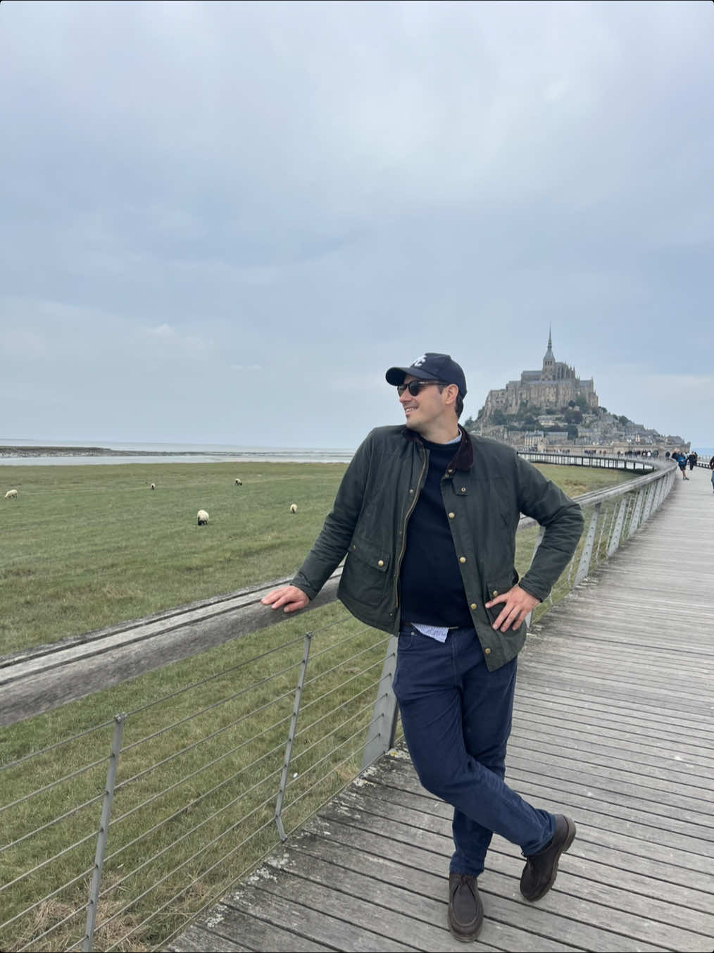 On a un problème avec les interdictions en France je crois  PS: le monsieur en commentaire a révèlé l’insupportable vérité, les panneaux ont été mis après 😩 #frenchcore #montsaintmichel #tourist #foru 