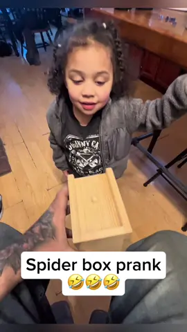 Spider box prank🤣🤣🤣 #family #scared #fun #prank #fyp 