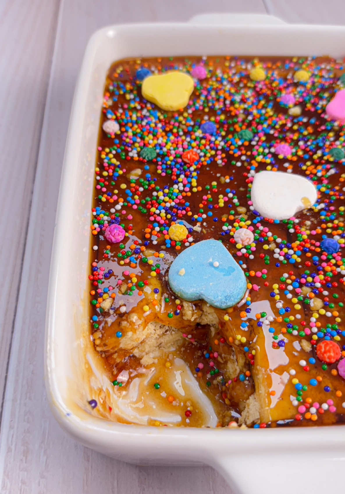 Empiezo Octubre preparando un postre clásico lleno de tradición y sabor: Turrón de Doña Pepa 🤎🍯 Una receta que siempre nos conecta y que no puede faltar en casa este mes 🙌 Para la masa:  500gr harina sin preparar  5 yemas  230gr manteca vegetal  25gr ajonjolí  50gr Cucharas de agua  50gr anisado  1 cdra anís tostado  5gr sal  Miel:  Media bola de chancaca o panela  2.5 tazas azúcar rubia  3 tazas agua  Naranja, canela, membrillo  Decoración:  Grageas , pepelmos , bolitas Guarda este video y comenta si te animas a prepararlo 💜👇 #turrondedoñapepa #recetas #pasteleria #octubre #postres 