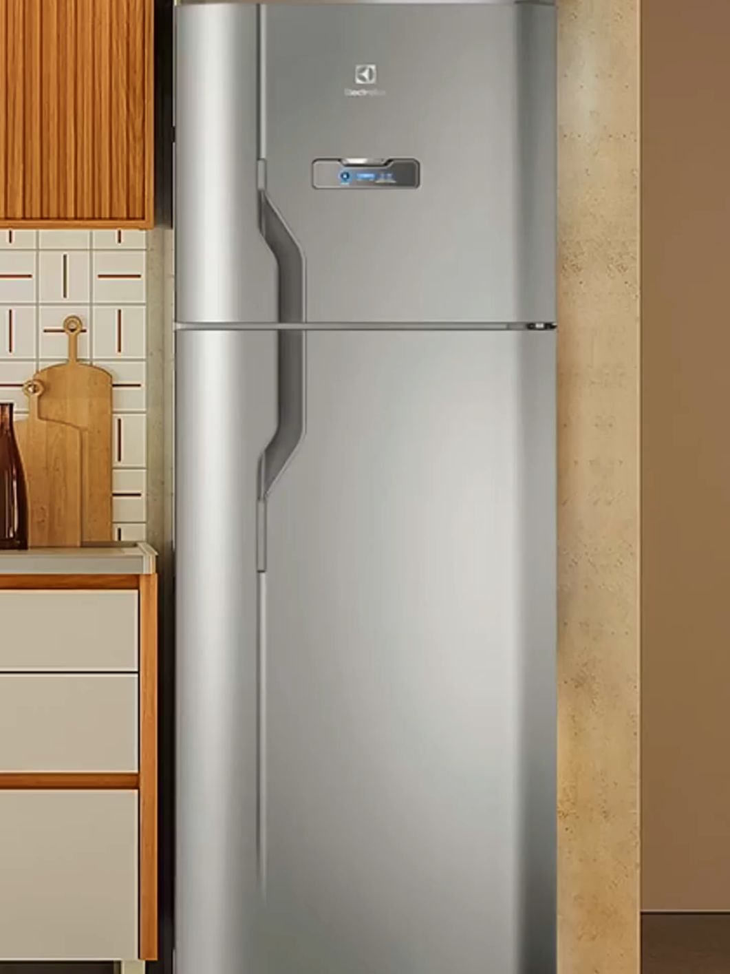 Geladeira/Refrigerador Electrolux Frost Free A Geladeira Frost Free 371 Litros Electrolux atende às exigências de espaço e eficiência em congelar e preservar alimentos e bebidas. Essa Geladeira Electrolux conta com diversos recursos que facilitam a arrumação em seu interior, como a prateleira reversível, que se transforma em porta-latas. Tudo para comodidade do consumidor exigente. Suas formas de gelo ficam suspensas, ocupando menos espaço e mantendo o gelo fora do contato com outros alimentos. O espaço Extra Frio é ideal para alimentos frescos, que necessitam de maior refrigeração, e sua função Drink Express, acionada pelo painel, resfria bebidas rapidamente. E a lista de benesses da Geladeira Electrolux conta com mais elementos: Turbocongelamento, prateleira reversível, e espaço Extrafrio para alimentos frescos. *CONSUMIDOR, ESTE PRODUTO POSSUI DISPOSITIVO QUE ACUMULA ÁGUA DE DEGELO! https://magazineluiza.onelink.me/589508454/08xfb13w