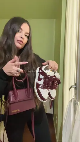 Un tocco di bordeaux per rendere speciale anche l’outfit più semplice. Less is more, sempre. 👜👟🍷 @Jacquemus @Nike #nikedunk #autumnaesthetic #hm #blazer #bordeaux 