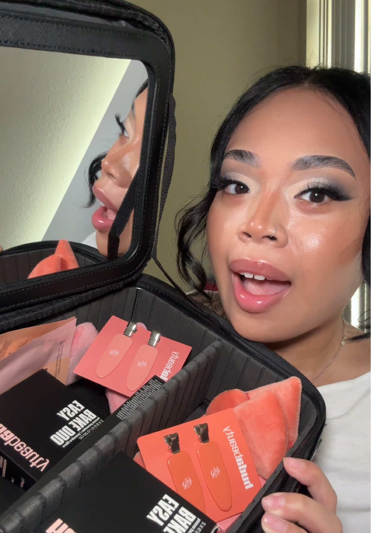@Huda Beauty @Huda always spoiling us with makeup!! which side do we prefer better?! 🧡🩷 #hudabeauty #huda #settingpowder #makeup 