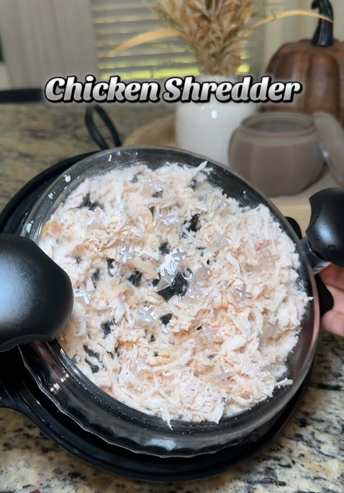 The best way to shred chicken 👌 #chickenshredder #meatshredder #kitchentools #cooking #cooktok 