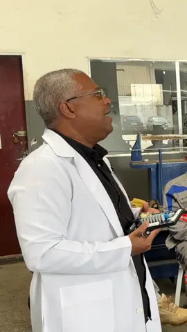 Pare de ajustar AVR “no grito” 👀 Trocar regulador não é abrir trimpote e torcer. O passo certo é: volta tudo anti-horário, liga e sobe devagar olhando o multímetro — uma mão na chave, a outra no multiteste. Sem “vai/volta” pelo display e sem estourar tensão. No vídeo eu mostro como ajustar a tensão com precisão e economizar tempo. Checklist do vídeo • Trimpote: volta total anti-horário antes de ligar • Ajuste fino olhando o multímetro na baseta • Nada de “operador de um lado e você do outro” • Subidas leves e progressivas até o valor nominal Marque um colega que precisa ver. #gerador #doutorgerador #eletricista #mecanica 