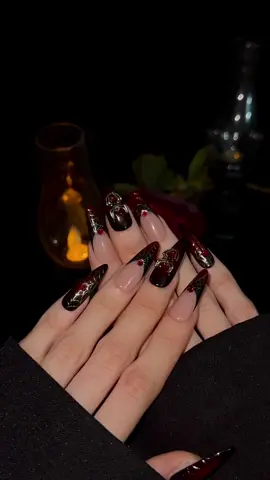Perfect for your Halloween night 🖤🕷️🕸️ #pressonnails #halloweennails #spookyseason #falsenails 