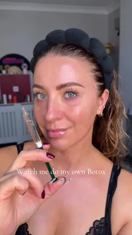 Watch me do my own Botox 💉💉💉 @Invity  Just kidding! 😉 But… the results of the Invity Youth Activating Instant Filler are the next best thing after Botox. This no needle, grade ‘filler’ serum, has won multiple awards for its powerful filler-like effect! ✔️ patented Hyaluronic Acid technology ✔️ NAD ✔️ Collagen-boosting botanical extracts These serum fillers will boost collagen and elastin production meaning you get long-term lifting, significant line-smoothing and skin-tightening effects #noneedle #linesmoothing #skintightening #fyp #skinlifting         