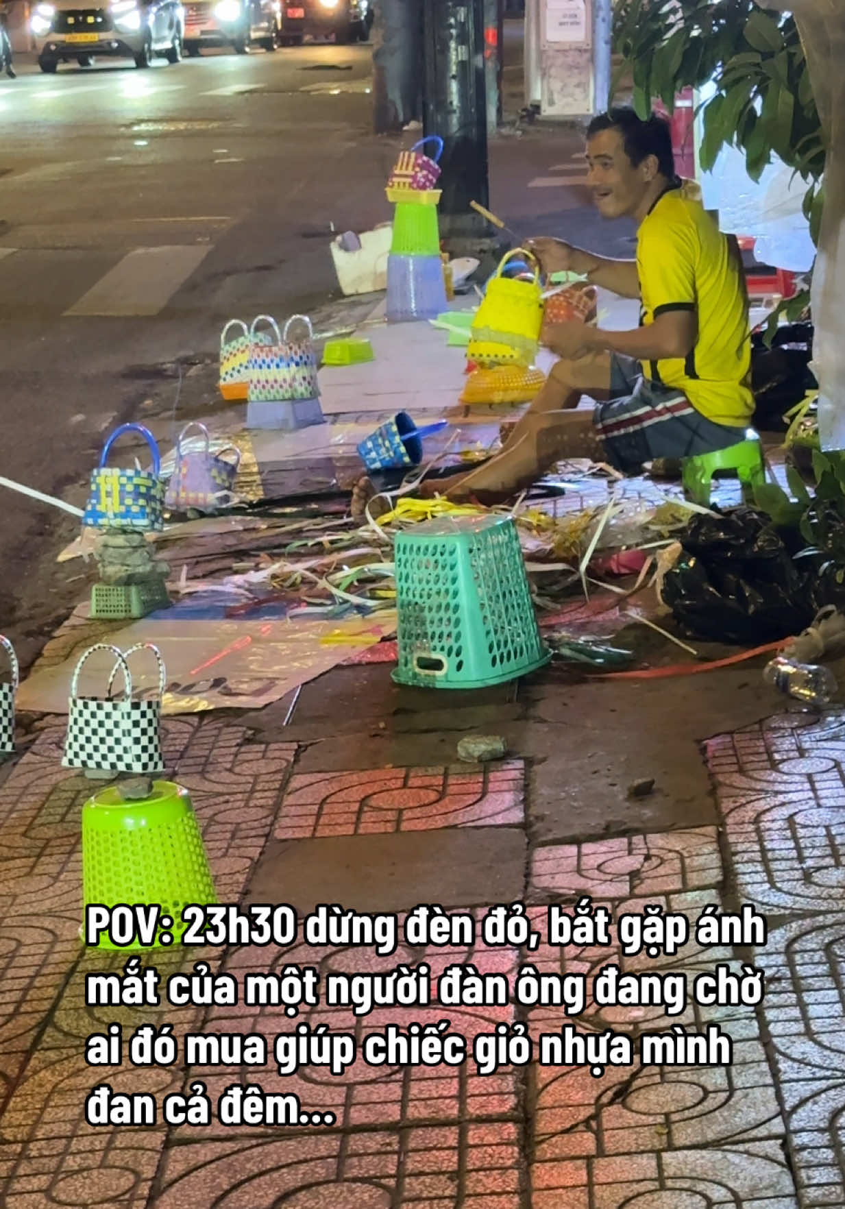 POV: 23h30 dừng đèn đỏ, bắt gặp ánh mắt của một người đàn ông đang chờ ai đó mua giúp chiếc giỏ nhựa mình đan cả đêm… Chỉ mong clip này đến được với đúng người cần thấy, mng muốn m,ua giỏ nhựa đan ủ,ng h,ộ chú nha ❤️ #haixiemthichchiase #lantoayeuthuong #tuinhua #giupdo #tuihandmade 