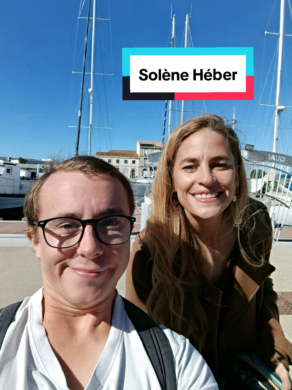 Demain nous appartient Après-midi à Sète pour un petit tournage au bord du canal, avec une séquence entre Solène et Mayel. Photo aux côtés de l’actrice Solène Hébert, qui interprète le rôle de Victoire. #demainnousappartientfamily #demainnousappartient 