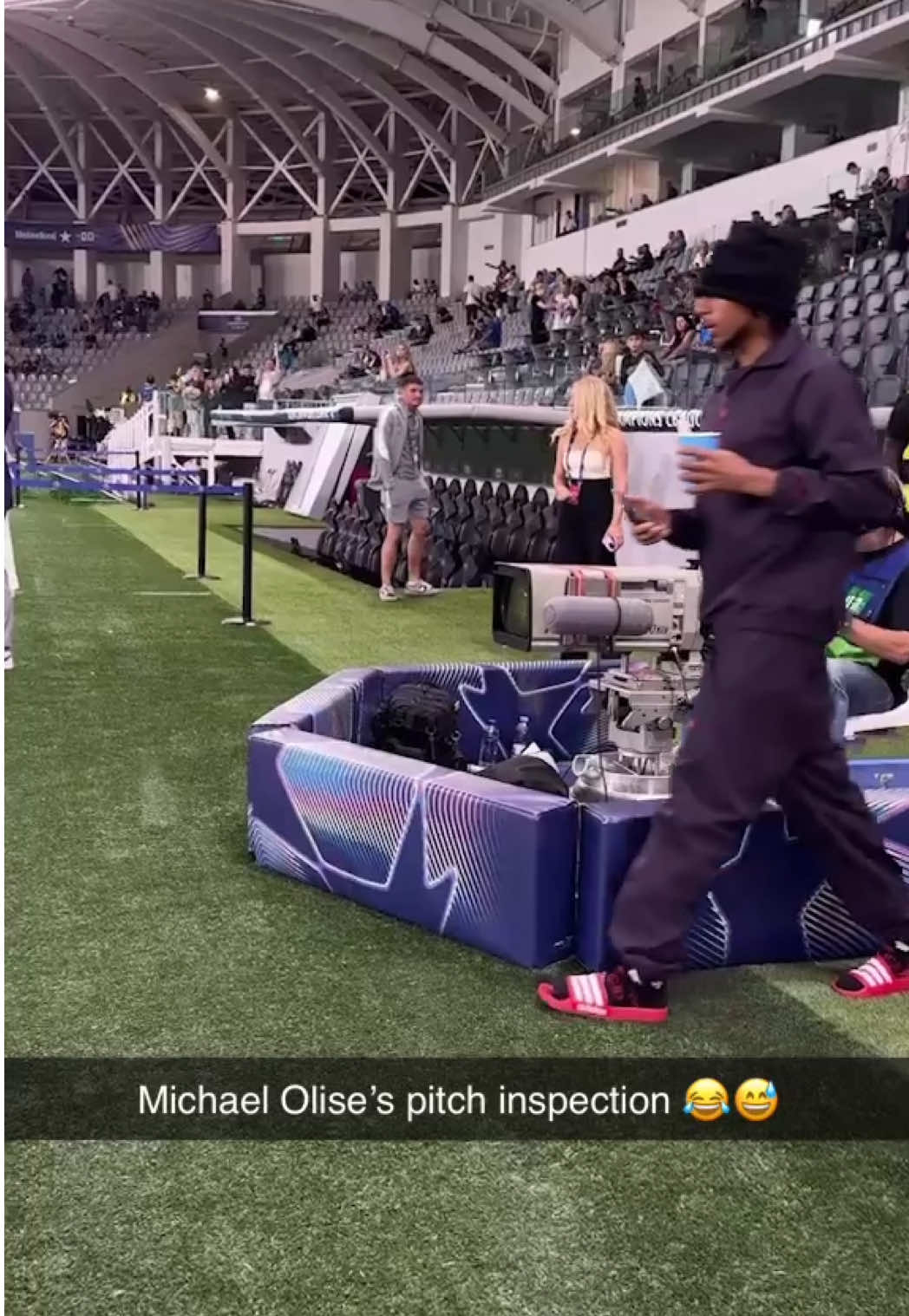 It’s a routine for #Olise 😆 (via @FC Bayern) #footballtiktok #futbol #Soccer #bayernmunich 