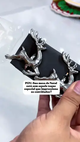 O Kit 6 Anéis Porta Guardanapos Renas de Natal traz sofisticação e brilho com acabamento em luxo dourado e prata, transformando qualquer refeição em um momento inesquecível.