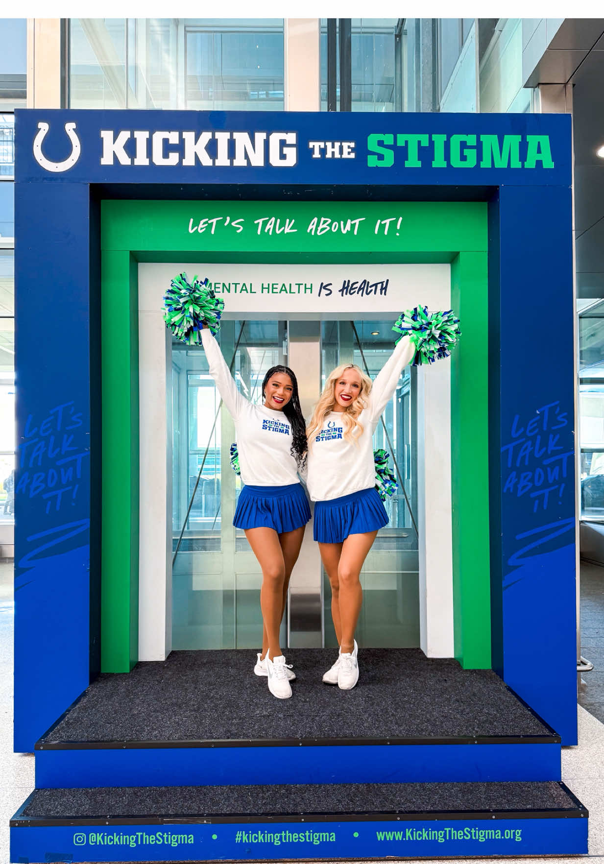 spreading joy this morning ✈️💚✨ #friendshipbracelet #nfl #nflcheerleader #fyp #airport 