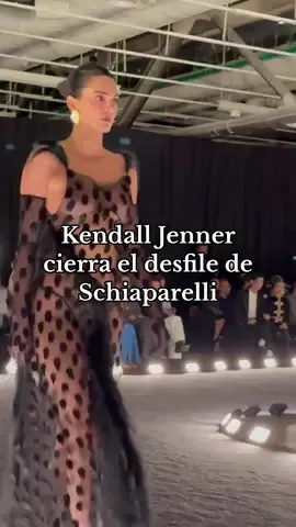 @Kendall Jenner ha cerrado el desfile de #Schiaparelli con el naked dress más risky 🔥 #pfw #modaentiktok #desfiles #kendalljenner 