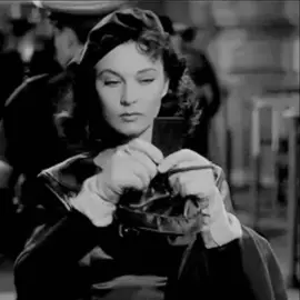 the standard of beauty #vivienleigh #oldhollywood  #gonewiththewind #waterloobridge #astreetcarnameddesire 