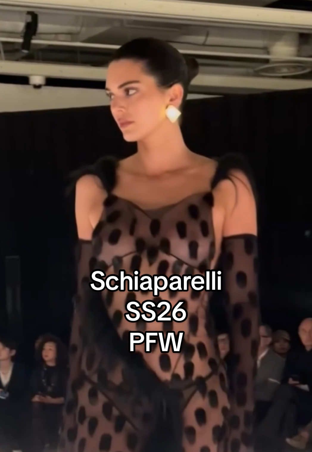 #KendallJenner, #MaggieMaurer, #AmeliaGray, #AngelinaKendall e molte altre le top model che questa sera hanno sfilato sulla passerella di schiaparelli a Parigi! Dai un’occhiata alla collezione primavera/estate 2026 by daniel roseberry presentata durante la #ParisFashionWeek