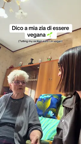 Come l’ha presa secondo voi?  Dovevo finalmente spiegare a mia zia perché ogni volta che mi offriva i cioccolati e i biscotti, dicevo di no 🫣❤️😍 #zia #sicilia #vegan