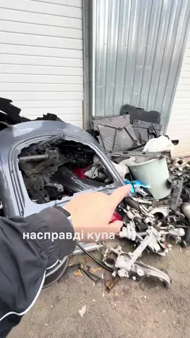 Вторинне використання автозапчастин на автосервісах Ми розповідаємо про те, як на автосервісах накопичується велика кількість зламаних запчастин та металобрухту. Деякі люди приїжджають і вибирають собі потрібні запчастини з цієї купи, а потім хтось використовує ці запчастини або продає їх. #металобрухт #запчастини #вторинна_переробка #автосервіс #автозапчастини