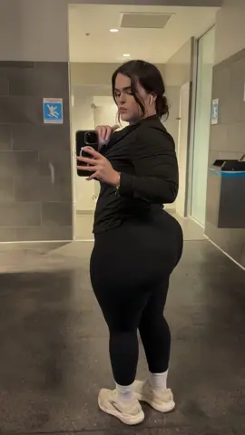 body starting to take shape 😊 excited for my refeed on Saturday though!  #fitnessjourney #girlswholift #curvy #gymgirl #fyp 