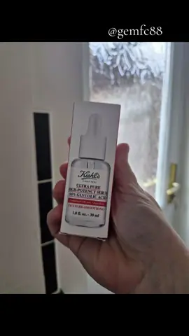 AD : Gifted by @kiehlsuki as part of the L'orealistar Community Panel, here is my review!  The Kiehls Glycolic Acid Facial Serum is incredible! Nicely boxed in simple packaging giving a great amount of information about the product. Once opened the bottle is clear and the label matches the box nicely too. The bottle has a handy pipette for quick and easy application to the desired areas without having to worry about product wastage which i love! The serum is a clear and thin consistency that has a silky feel as it is rubbed into the skin. It absorbs really well and is light on the skin giving a well hydrated look once applied. I've found it really helps my oily skin which is an added bonus to using it. My skin looks brighter and feels softer and smoother with using it. The fact it is has minimal ingredients is a huge plus for me. Very simple but very effective would highly recommend it! @Kiehlsuki  #KiehlsMorningGlow #KiehlsOnSet #Kiehls60SecondReview #kiehls #kiehlsglycolicacidserum 