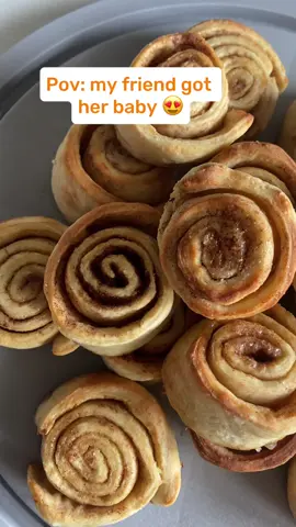 „Pov: my friend got her baby“#NewMomEssentials #BabyCareLove #PostpartumSupport #HomemadeCinnamonBuns #WithLoveAndCare 