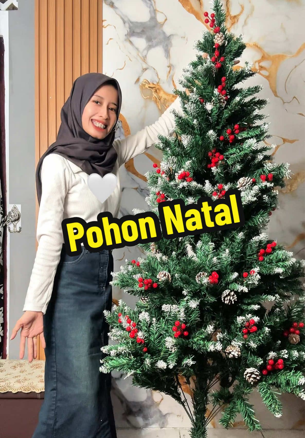 Rekomendasi pohon natal murah. Tersedia ukuran 1,2 meter - 2,4 meter. #pohonnatal #pohonnatalmurah #natal #nataru #christmas 