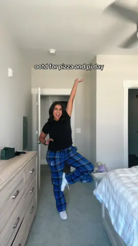 wearing pjs to work >>>